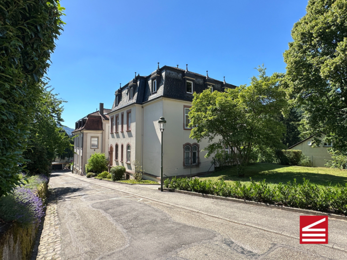 1-1548_18_Straßenansicht mit Zufahrt zu den Garagen